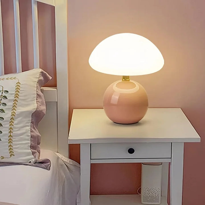Ceramiczna lampa stołowa Grzybek. Styl Bauhaus, oświetlenie akcentowe, elegancka dekoracja wnętrz.