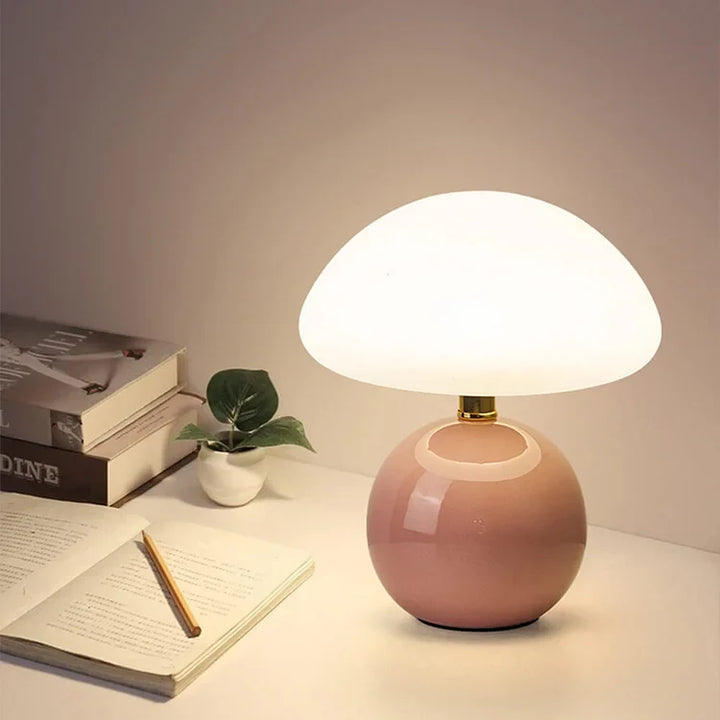 Lampa Grzybek, inspirowana Bauhausem. Biała ceramika, idealna na stolik nocny lub biurko.