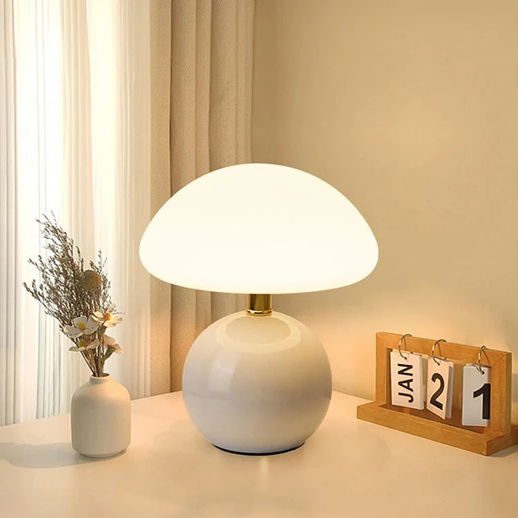 Elegancka lampa Grzybek, styl Bauhaus. Biała, ceramiczna, stworzy przytulny nastrój w pomieszczeniu.