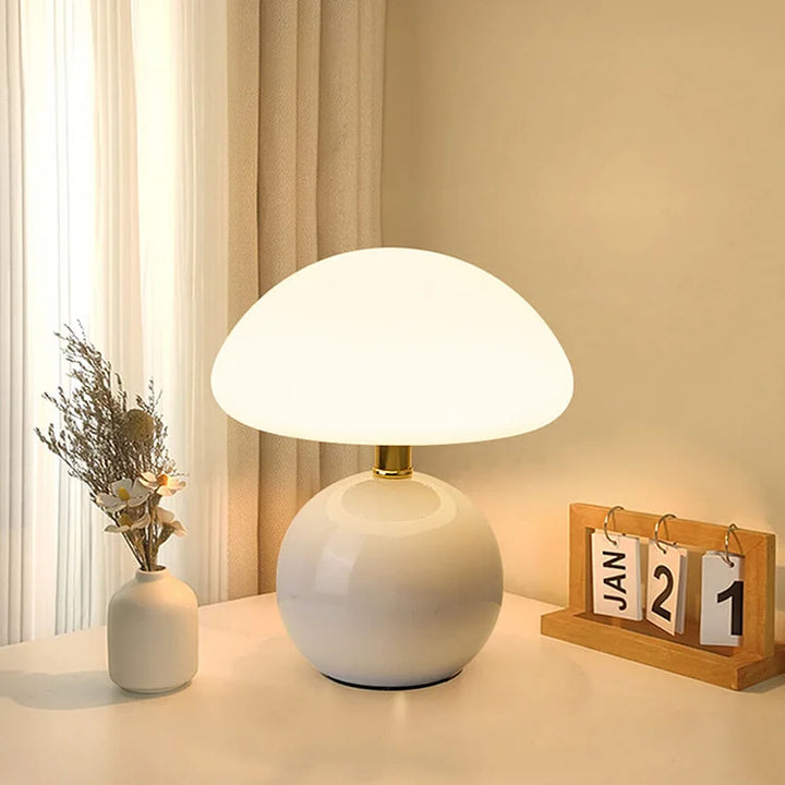 Elegancka lampa Grzybek, styl Bauhaus. Biała, ceramiczna, stworzy przytulny nastrój w pomieszczeniu.