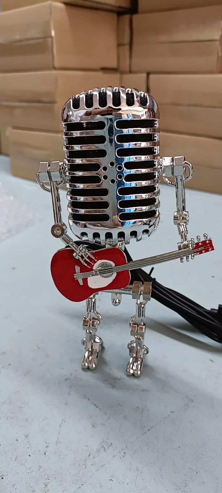 Lampa stołowa LED, rzeźba robota z gitarą. Nowoczesna dekoracja i oświetlenie.