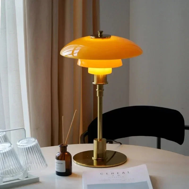 Lampa stołowa LED skandynawska, biała, nowoczesna, do sypialni. Minimalistyczne oświetlenie dekoracyjne.