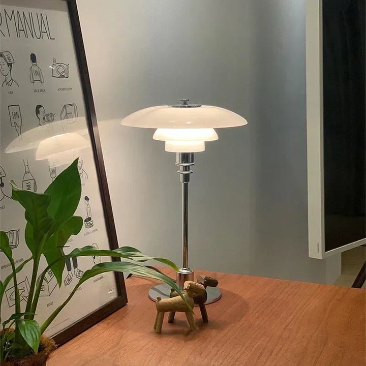 Złota lampa stołowa LED, skandynawski design, idealna do salonu. Dekoracyjne oświetlenie ambientowe.