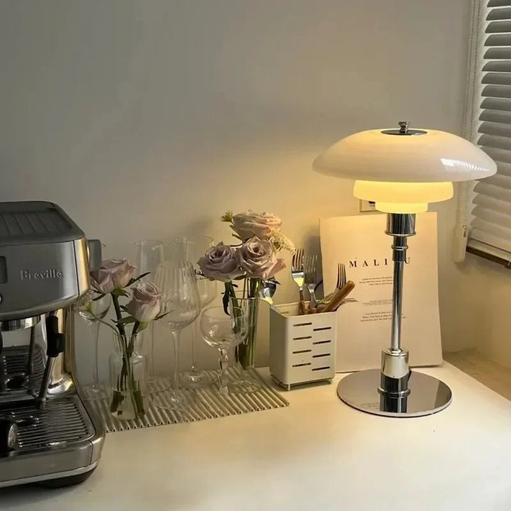 Skandynawska lampa stołowa LED, biała, z eleganckim designem. Oświetlenie dekoracyjne do wnętrz.