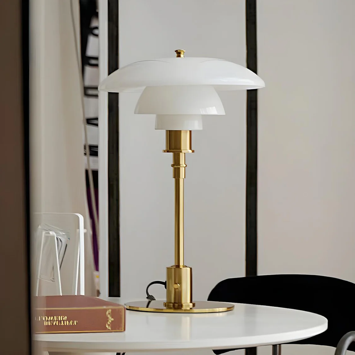 Nowoczesna złota lampa stołowa LED, design skandynawski. Perfekcyjna do salonu, biura, sypialni.