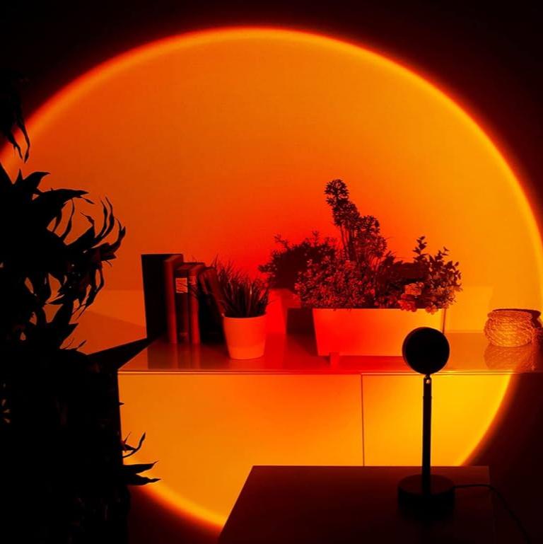 Lampa stołowa LED do sypialni, emitująca relaksujące światło zachodu słońca. Pomarańczowa, nowoczesna.