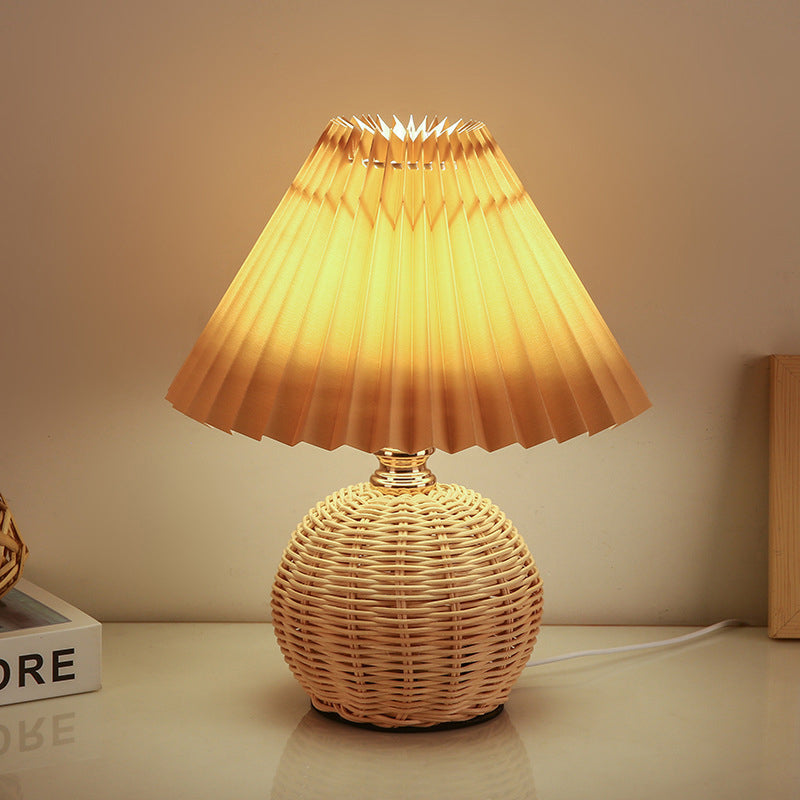 Lampa stołowa LED z rattanową podstawą i plisowanym abażurem, idealna do wnętrz boho i skandynawskich.