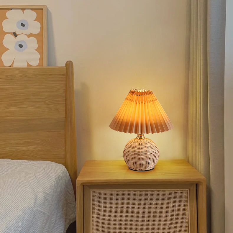 Lampa stołowa LED z efektywnym światłem, rattanowa podstawa, plisowany abażur, styl skandynawski.