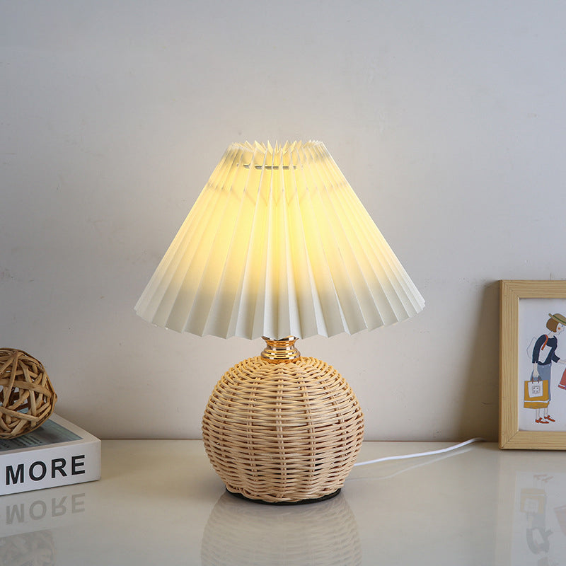 Lampa stołowa LED z rattanu, plisowany abażur, do stworzenia przytulnej atmosfery w domu.