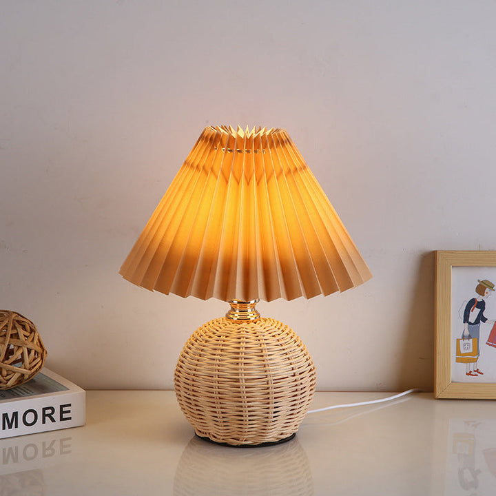 Lampa stołowa LED w stylu boho, podstawa z rattanu, plisowany abażur, naturalne materiały.