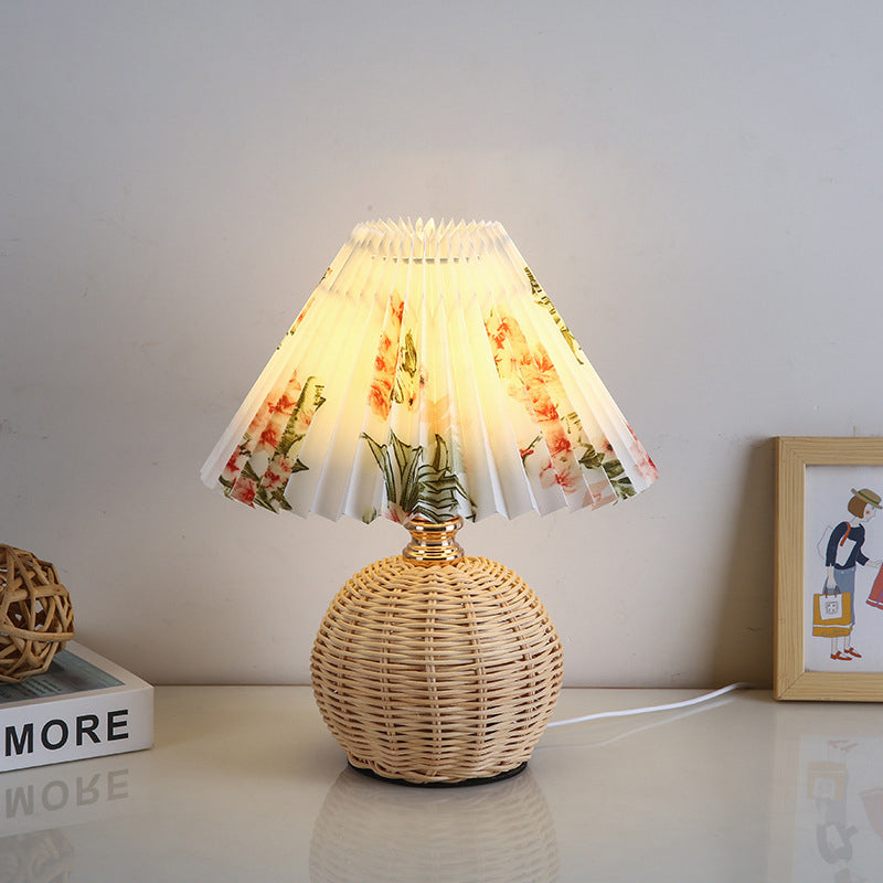 Minimalistyczna lampa stołowa LED, rattan, plisowany abażur, doskonała do nowoczesnych wnętrz.