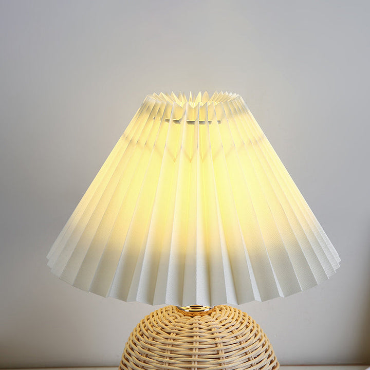 Lampa stołowa LED z rattanu i plisowanym abażurem, oświetlenie i piękna dekoracja do domu.