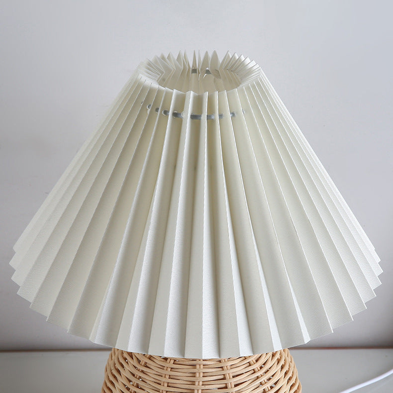 Skandynawski design: Lampa stołowa LED, rattanowa podstawa, plisowany abażur, ciepłe światło.