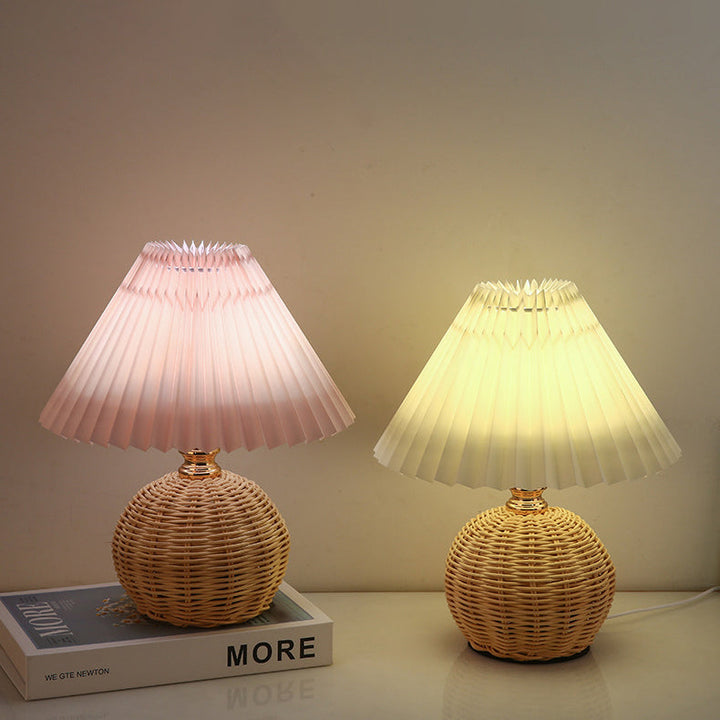 Lampa stołowa LED z rattanu, plisowany abażur, idealna na stolik nocny lub komodę.