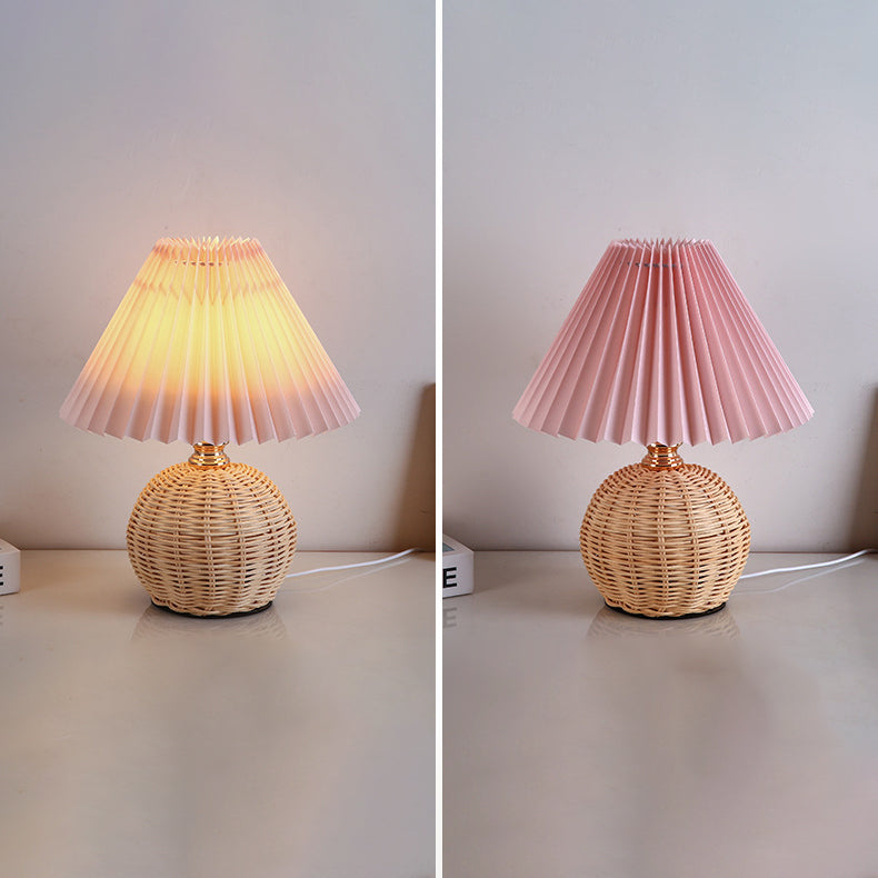 Dekoracyjna lampa stołowa LED, połączenie rattanu i plisowanego materiału, styl boho-skandynawski.