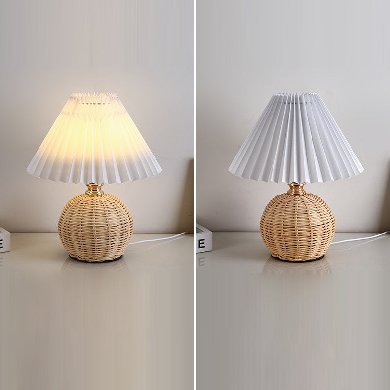 Lampa stołowa LED z plisowanym abażurem, podstawa z rattanu, ciepłe i energooszczędne światło.