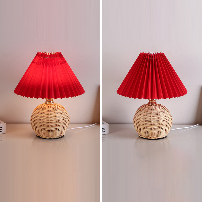 Stylowa lampa stołowa LED, rattan, plisowany abażur, idealna do stworzenia relaksującej atmosfery.