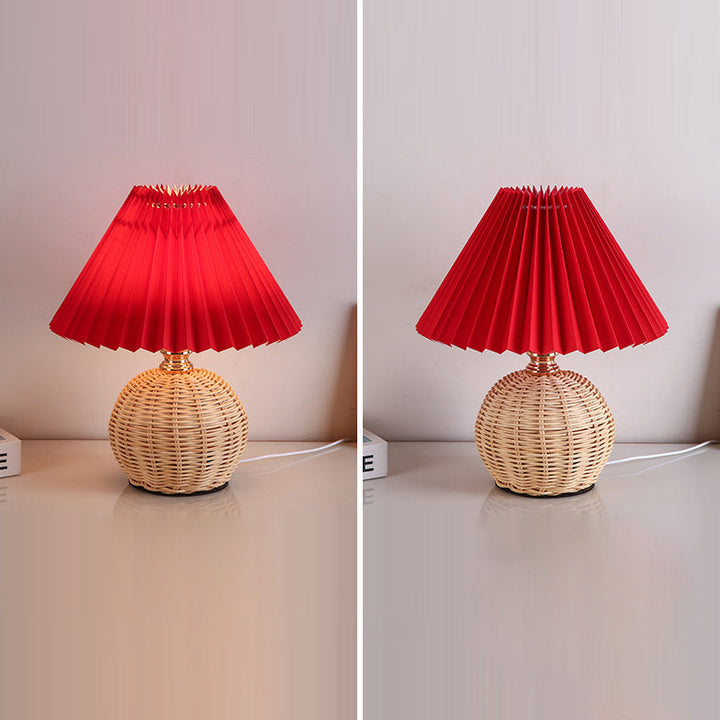 Stylowa lampa stołowa LED, rattan, plisowany abażur, idealna do stworzenia relaksującej atmosfery.