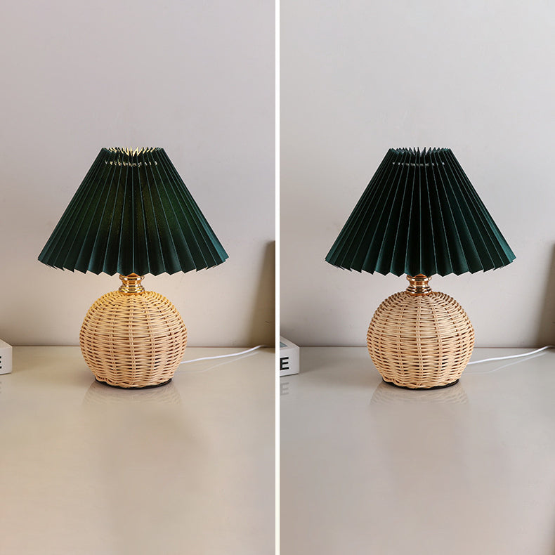 Lampa stołowa LED z rattanową podstawą i beżowym plisowanym abażurem, do nowoczesnych i klasycznych wnętrz.