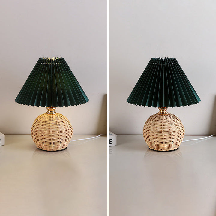 Lampa stołowa LED z rattanową podstawą i beżowym plisowanym abażurem, do nowoczesnych i klasycznych wnętrz.
