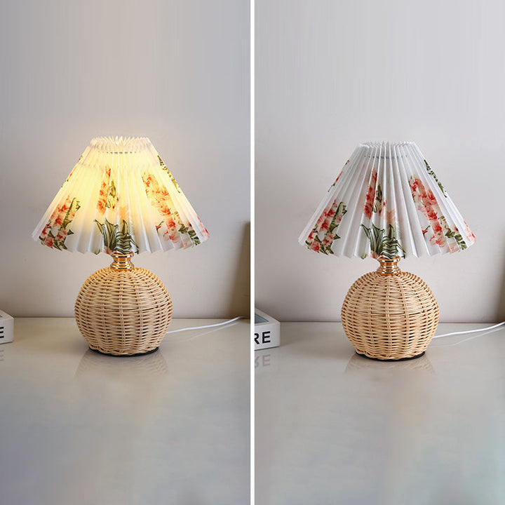 Lampa stołowa LED, rattan, plisowany abażur, jako kluczowy element dekoracji oświetleniowej w domu.