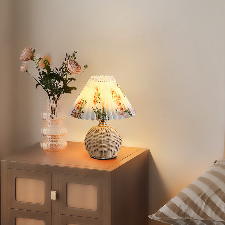 Lampa stołowa LED z naturalnego rattanu i plisowanym abażurem, minimalistyczna dekoracja do salonu.
