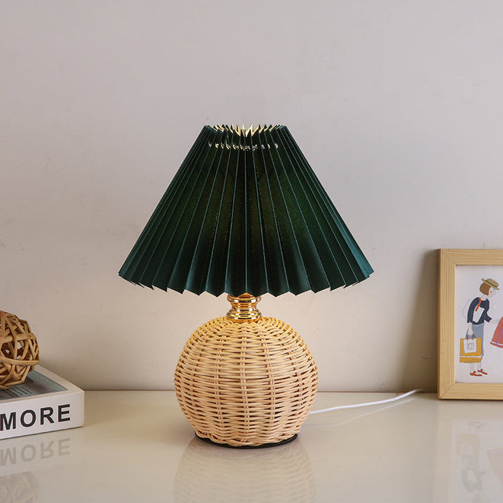 Lampa stołowa LED z unikalną rattanową podstawą, plisowany abażur, styl nowoczesny i boho.