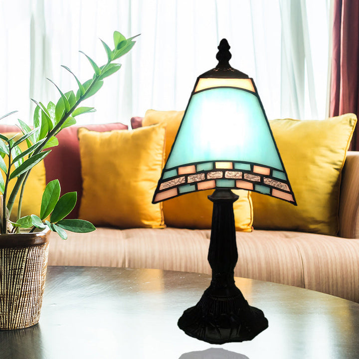 Granatowa lampa stołowa ze szklanym kloszem, oświetlenie w stylu morskim do salonu.