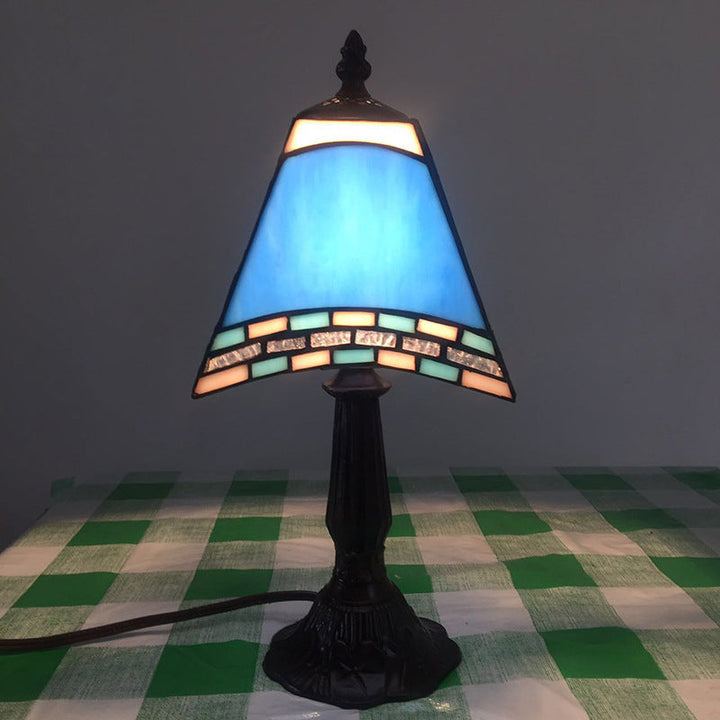 Nocna lampka do sypialni, oświetlenie w nadmorskim stylu z granatowym kloszem, relaks.