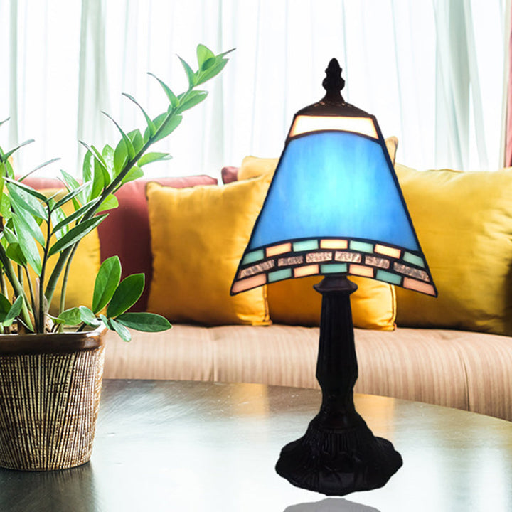 Granatowo-jasnoniebieska lampa stołowa, oświetlenie nadmorskie, szklany klosz, stylowa dekoracja.