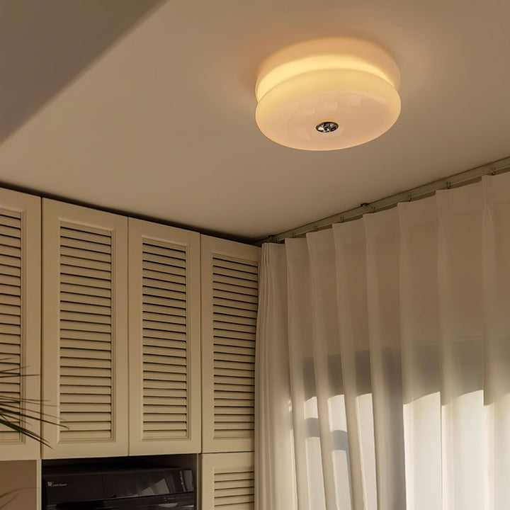 Stylowa lampa sufitowa LED vintage, złota, z ciepłym światłem. Oświetlenie wnętrz retro.
