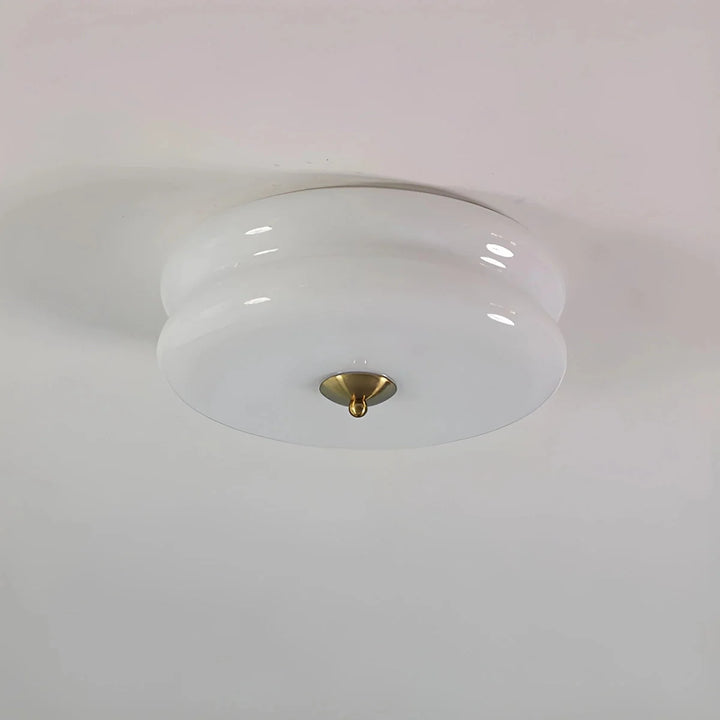 Lampa sufitowa vintage zamontowana w korytarzu lub przedpokoju