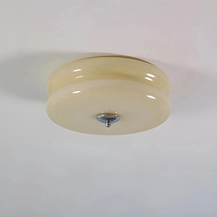 Prezentacja lampy sufitowej z okrągłym kloszem retro na jasnym tle sufitu.