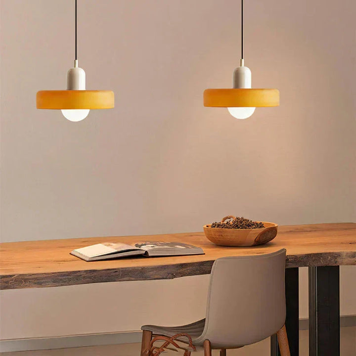 Lampa wisząca dekoracyjna, skandynawski styl. Oświetlenie wnętrz.