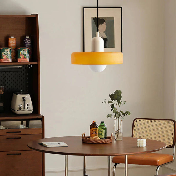 Dekoracyjna lampa sufitowa, minimalistyczne oświetlenie. Do salonu.