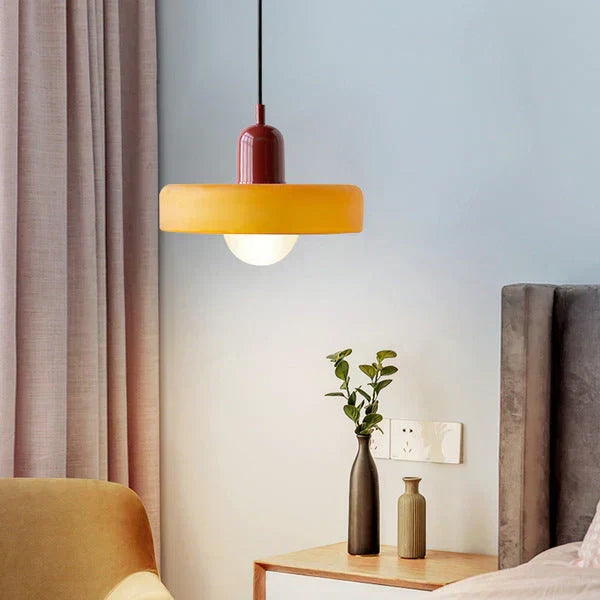 Lampa sufitowa w stylu skandynawskim. Oświetlenie do sypialni.