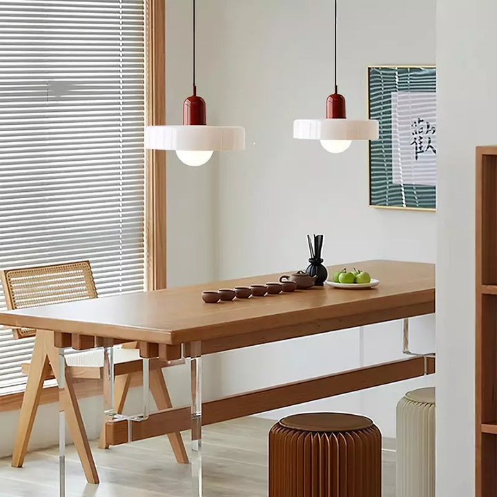 Minimalistyczna lampa wisząca, nowoczesny design. Idealna do jadalni, wnętrza domu.