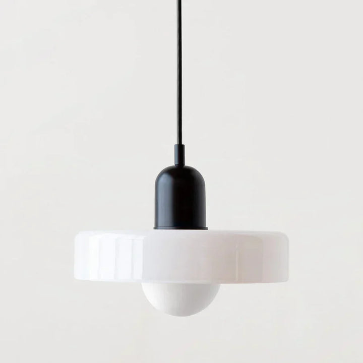 Skandynawska lampa wisząca, design do wnętrz. Ambientowe światło.