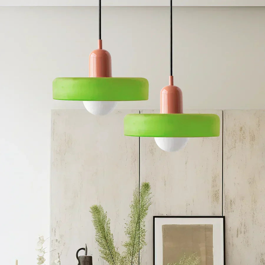 Lampa wisząca, nowoczesna. Ambientowe światło do salonu.