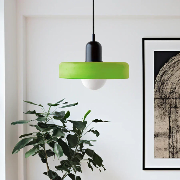 Skandynawska lampa sufitowa. Oświetlenie dekoracyjne do sypialni.