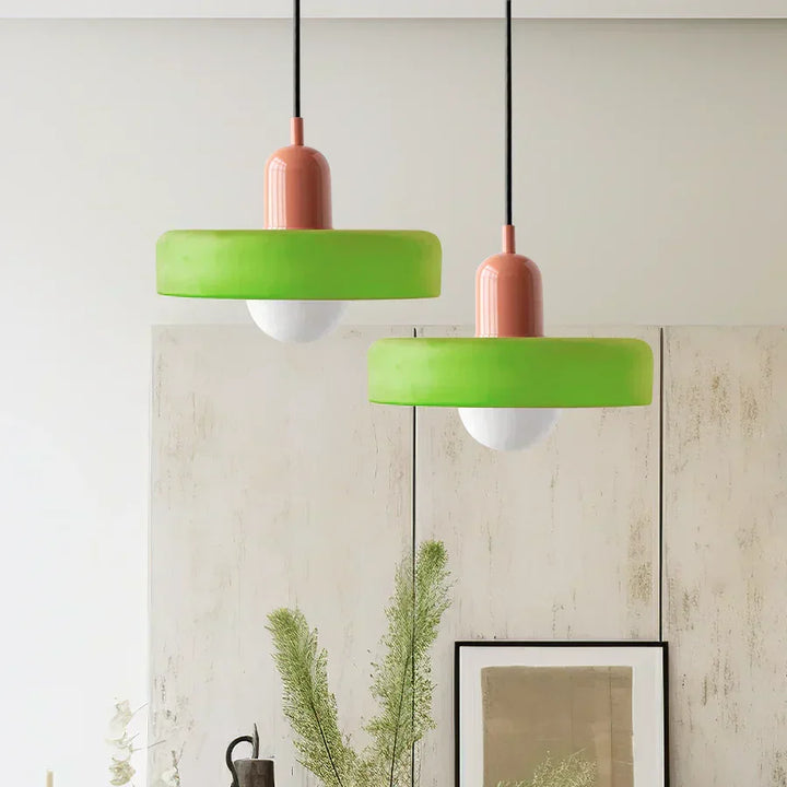Dekoracyjna lampa sufitowa, oświetlenie minimalistyczne.