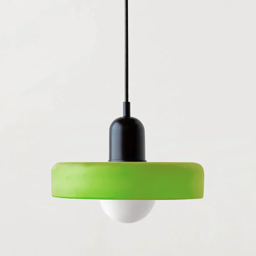 Skandynawska lampa, design do wnętrz. Oświetlenie sufitowe.