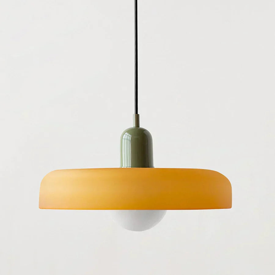 Skandynawska lampa sufitowa, oświetlenie jadalni. Dekoracyjny styl.