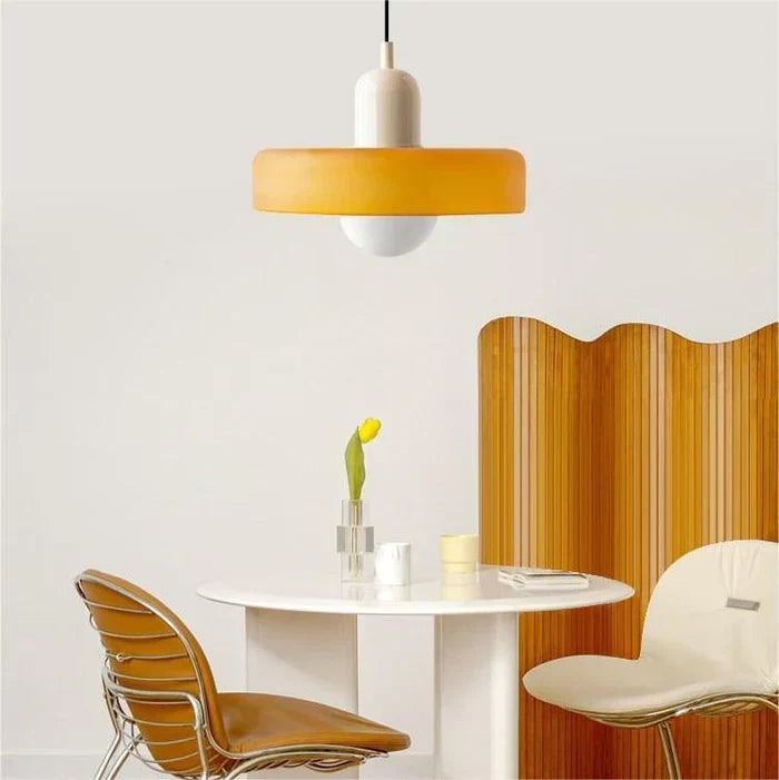 Lampa sufitowa, design skandynawski. Ambientowe oświetlenie domu.