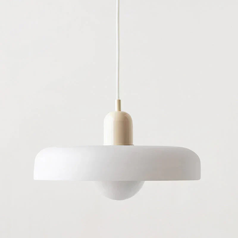 Lampa wisząca, skandynawski design. Nowoczesne oświetlenie do jadalni.
