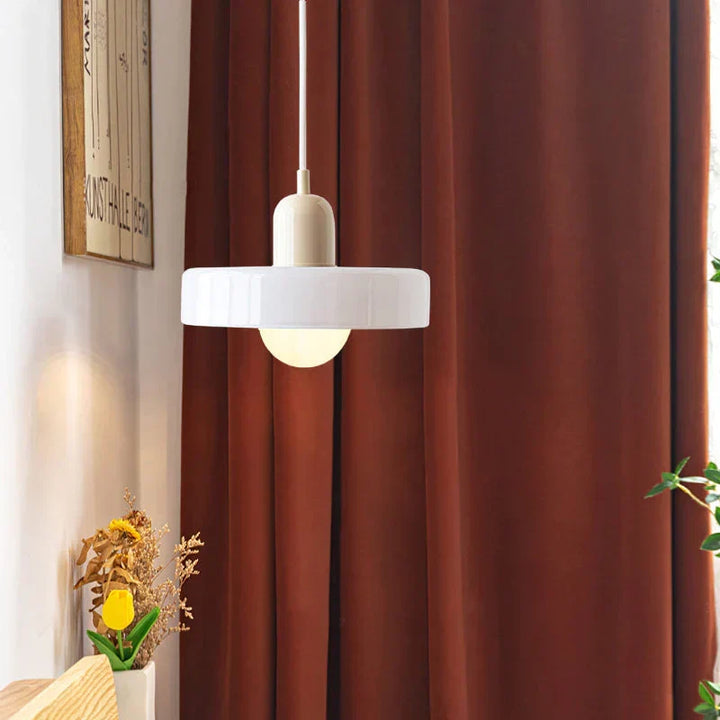 Minimalistyczna lampa sufitowa, do nowoczesnych wnętrz. Design i oświetlenie.