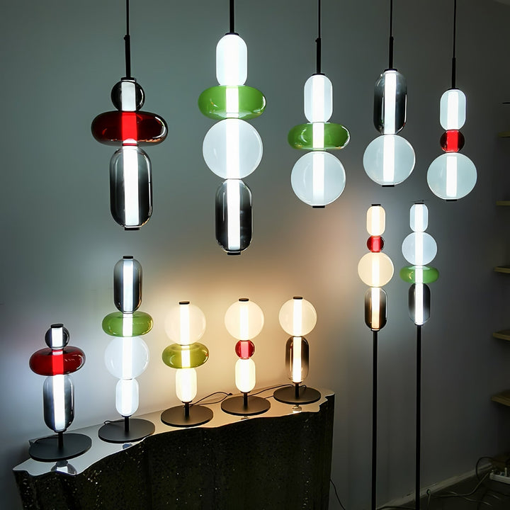 Lampa sufitowa dekoracyjna z unikalnym efektem cukrowego szkła w salonie.