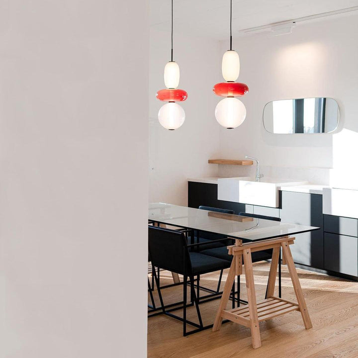 Designerska lampa sufitowa z efektem cukrowego szkła, stylowe oświetlenie.