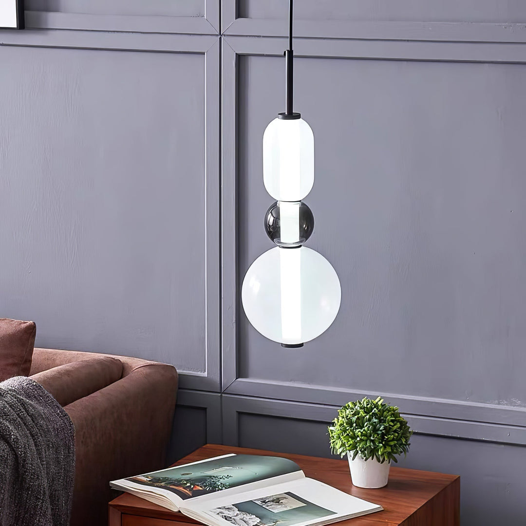 Elegancka lampa sufitowa do salonu, dekoracyjne szkło cukrowe i metal.