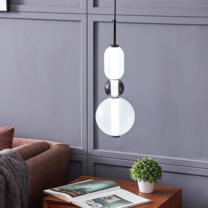 Elegancka lampa sufitowa do salonu, dekoracyjne szkło cukrowe i metal.